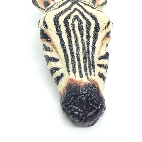 VINTAGE LARGE ZEBRA HEAD HANDCRAFTED SIGNED PLASTIC BROOCH 80S STATEMENT SAFARI - Picture 7 of 15